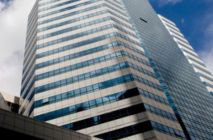 Electricien regardant un touret de câble sécurité incendie