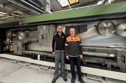 Stefan Nixdorf (Directeur de l’ingénierie, Niehoff Group) et Dominique Potel (Chef de projet d’ingénierie, Nexans) devant la nouvelle ligne d’ébauchage de l’usine Nexans de Lens